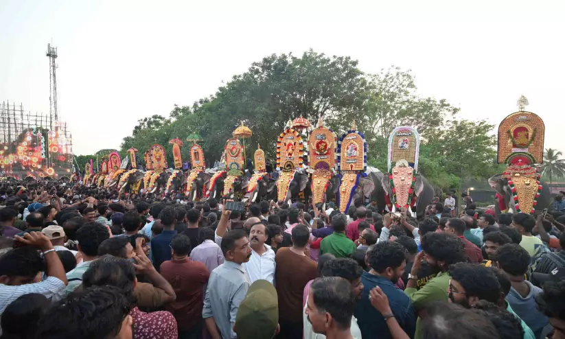അഴകായി അടുപ്പൂട്ടി പെരുന്നാൾ അഴകായി അടുപ്പൂട്ടി പെരുന്നാൾ