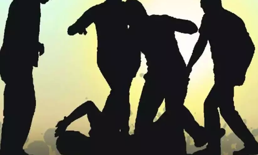 പ്രണയഭ്യർഥന നിരസിച്ചതിന് വിദ്യാർഥിനിയുടെ ക്വട്ടേഷൻ; പ്ലസ് വൺ വിദ്യാർഥിയായ മകനെ സഹപാഠികൾ കൂട്ടംചേർന്ന് മർദിച്ചെന്ന് മാതാവ് പ്രണയഭ്യർഥന നിരസിച്ചതിന് വിദ്യാർഥിനിയുടെ ക്വട്ടേഷൻ; പ്ലസ് വൺ വിദ്യാർഥിയായ മകനെ സഹപാഠികൾ കൂട്ടംചേർന്ന് മർദിച്ചെന്ന് മാതാവ്