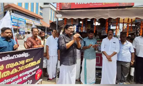 സ്വകാര്യ ബസ് ഉടമകൾ പ്രതിഷേധ മാർച്ച് നടത്തി സ്വകാര്യ ബസ് ഉടമകൾ പ്രതിഷേധ മാർച്ച് നടത്തി