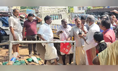 രാഷ്ടീയ ഇടപെടൽ; ഹൈവേയിലെ ഒഴിപ്പിക്കൽ നിർത്തി രാഷ്ടീയ ഇടപെടൽ; ഹൈവേയിലെ ഒഴിപ്പിക്കൽ നിർത്തി
