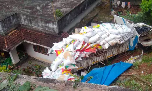 നിയന്ത്രണംവിട്ട ലോറി കുഴിയിലേക്ക് മറിഞ്ഞു; വൻ ദുരന്തം ഒഴിവായി നിയന്ത്രണംവിട്ട ലോറി കുഴിയിലേക്ക് മറിഞ്ഞു; വൻ ദുരന്തം ഒഴിവായി