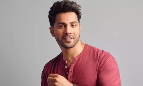 അനിമലിനേക്കാൾ പ്രിയം ധുരന്ധർ; പണ്ടത്തെ എട്ട് ഹിറ്റ് ഡയലോഗ് പണിയായെന്ന് തുറന്നുപറഞ്ഞ് വരുൺ ധവാൻ അനിമലിനേക്കാൾ പ്രിയം ധുരന്ധർ; പണ്ടത്തെ എട്ട് ഹിറ്റ് ഡയലോഗ് പണിയായെന്ന് തുറന്നുപറഞ്ഞ് വരുൺ ധവാൻ