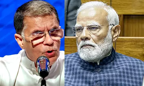 വ്യോമസേനാ മേധാവിയെ കേന്ദ്രസർക്കാർ ശിക്ഷിക്കുകയാണോയെന്ന് പവൻ ഖേര: ‘ഇങ്ങനെയാണോ രാജ്യത്തിന്റെ ഹീറോകളെ ആദരിക്കുന്നത്?’ വ്യോമസേനാ മേധാവിയെ കേന്ദ്രസർക്കാർ ശിക്ഷിക്കുകയാണോയെന്ന് പവൻ ഖേര: ‘ഇങ്ങനെയാണോ രാജ്യത്തിന്റെ ഹീറോകളെ ആദരിക്കുന്നത്?’