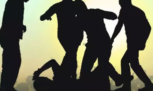 പ്രണയഭ്യർഥന നിരസിച്ചതിന് വിദ്യാർഥിനിയുടെ ക്വട്ടേഷൻ; പ്ലസ് വൺ വിദ്യാർഥിയായ മകനെ സഹപാഠികൾ കൂട്ടംചേർന്ന് മർദിച്ചെന്ന് മാതാവ് പ്രണയഭ്യർഥന നിരസിച്ചതിന് വിദ്യാർഥിനിയുടെ ക്വട്ടേഷൻ; പ്ലസ് വൺ വിദ്യാർഥിയായ മകനെ സഹപാഠികൾ കൂട്ടംചേർന്ന് മർദിച്ചെന്ന് മാതാവ്