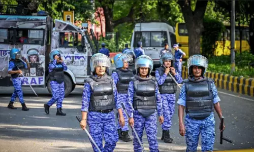 പീസ് ബോണ്ട്: കൊളോണിയൽ നിയമത്തിന്റെ പിടിയിൽ ജനാധിപത്യം