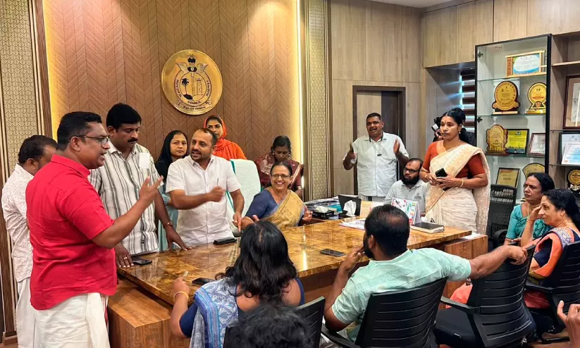 ജനറൽ ആശുപത്രിയിലെ ജലക്ഷാമം; ഭരണ-പ്രതിപക്ഷ അംഗങ്ങൾ തമ്മിൽ കൈയാങ്കളി ജനറൽ ആശുപത്രിയിലെ ജലക്ഷാമം; ഭരണ-പ്രതിപക്ഷ അംഗങ്ങൾ തമ്മിൽ കൈയാങ്കളി