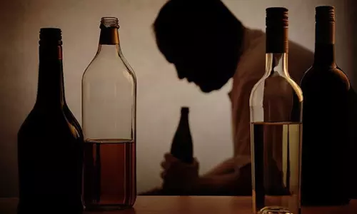 വിനോദയാത്രക്കിടെ പ്രധാനാധ്യാപകനും പി.ടി.എ പ്രസിഡന്റും മദ്യപിച്ചതായി ആ​രോപണം; മീ​ന​ങ്ങാ​ടി സ്കൂ​ളി​ൽ നാ​ട​കീ​യ രം​ഗ​ങ്ങ​ൾ