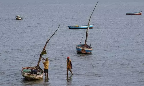 കുളച്ചൽ കടലിൽ മത്സ്യബന്ധനം; കേരള ബോട്ടുകൾ പിടിച്ചെടുത്ത് മത്സ്യത്തൊഴിലാളികൾ കുളച്ചൽ കടലിൽ മത്സ്യബന്ധനം; കേരള ബോട്ടുകൾ പിടിച്ചെടുത്ത് മത്സ്യത്തൊഴിലാളികൾ