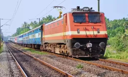പകൽ ട്രെയിനുകൾ വൈകുന്നു; സർക്കാർ ഓഫിസുകളുടെ പ്രവര്ത്തനം താളംതെറ്റുന്നു പകൽ ട്രെയിനുകൾ വൈകുന്നു; സർക്കാർ ഓഫിസുകളുടെ പ്രവര്ത്തനം താളംതെറ്റുന്നു