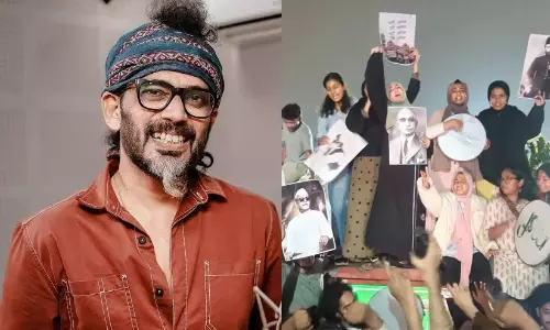 Singer Shahabaz Aman alongside the illustration celebrating the restoration of Jamia Millia Islamia students union. Singer Shahabaz Aman alongside the illustration celebrating the restoration of Jamia Millia Islamia students union.