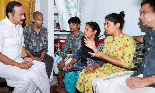 ചേരാനല്ലൂർ വാഹനാപകടം: ജയബാലകൃഷ്ണന്റെ വീട്ടിലെത്തി കുടുംബത്തിന്റെ ആശങ്കകൾ കേട്ട് വി.ഡി സതീശൻ ചേരാനല്ലൂർ വാഹനാപകടം: ജയബാലകൃഷ്ണന്റെ വീട്ടിലെത്തി കുടുംബത്തിന്റെ ആശങ്കകൾ കേട്ട് വി.ഡി സതീശൻ