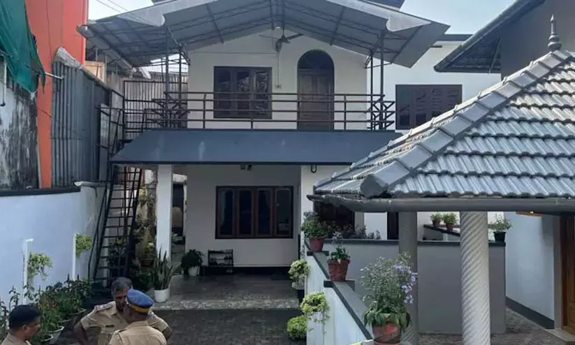 ചങ്ങനാശ്ശേരിയിൽ ഒരു വീട്ടിലെ മൂന്നുപേർ മരിച്ച നിലയിൽ; അസ്വാഭാവിക മരണത്തിന് കേസെടുത്തു ചങ്ങനാശ്ശേരിയിൽ ഒരു വീട്ടിലെ മൂന്നുപേർ മരിച്ച നിലയിൽ; അസ്വാഭാവിക മരണത്തിന് കേസെടുത്തു