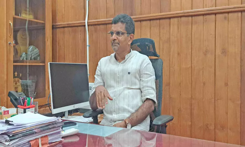 കലാമണ്ഡലം രജിസ്ട്രാർ ഇന്ന് പടിയിറങ്ങുന്നു; നാലര വർഷം കൊണ്ട് നിരവധി വികസനം, ഒട്ടേറെ പഴിവാക്കുകളും കേട്ടു കലാമണ്ഡലം രജിസ്ട്രാർ ഇന്ന് പടിയിറങ്ങുന്നു; നാലര വർഷം കൊണ്ട് നിരവധി വികസനം, ഒട്ടേറെ പഴിവാക്കുകളും കേട്ടു