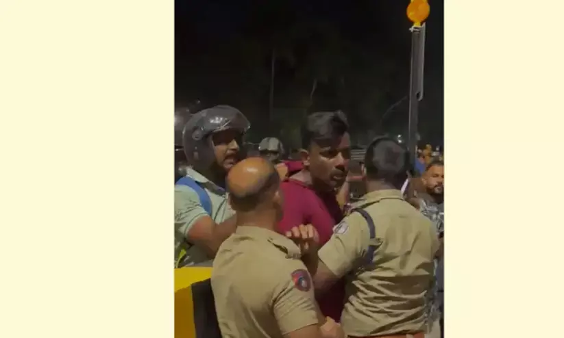 പൊലീസുകാരന്റെ പരാക്രമം; കാറിലെത്തിയ കുടുംബത്തെ ആക്രമിച്ചു പൊലീസുകാരന്റെ പരാക്രമം; കാറിലെത്തിയ കുടുംബത്തെ ആക്രമിച്ചു