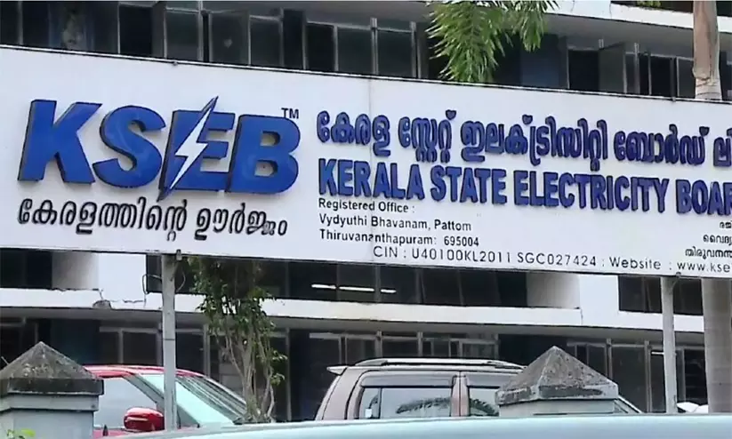വൈദ്യുതി വാങ്ങൽ: സർക്കാറും കെ.എസ്.ഇ.ബിയും രണ്ടുതട്ടിൽ വൈദ്യുതി വാങ്ങൽ: സർക്കാറും കെ.എസ്.ഇ.ബിയും രണ്ടുതട്ടിൽ