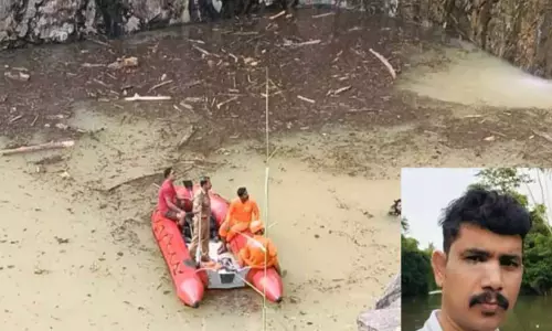 ക്വാ​റി​യി​ലേ​ക്ക് മ​റി​ഞ്ഞ ലോ​റി ഡ്രൈ​വ​റു​ടെ  മൃ​ത​ദേ​ഹം ക​ണ്ടെ​ത്തി