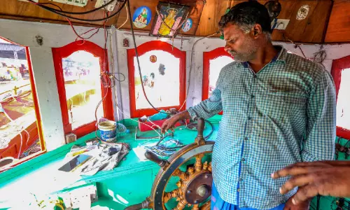 മ​ത്സ്യ​ബ​ന്ധ​ന ബോ​ട്ടു​ക​ൾ​ക്ക്‌ നേ​രെ ആ​ക്ര​മ​ണം: കോ​ടി​യു​ടെ ന​ഷ്ടം