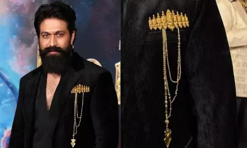 രാവണന്റെ പത്ത് തലകൾ ആലേഖനം ചെയ്ത വസ്ത്രമണിഞ്ഞ് യാഷ്; ലോസ് ആഞ്ചലസിലെ പ്രമോഷന് ചടങ്ങിലെ ലുക്ക് വൈറൽ രാവണന്റെ പത്ത് തലകൾ ആലേഖനം ചെയ്ത വസ്ത്രമണിഞ്ഞ് യാഷ്; ലോസ് ആഞ്ചലസിലെ പ്രമോഷന് ചടങ്ങിലെ ലുക്ക് വൈറൽ