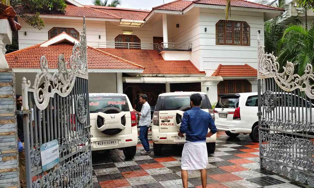 വീടിന്‍റെ വാതില്‍ പൊളിച്ച് കടന്ന് 22 പവൻ ആഭരണങ്ങൾ കവർന്നു