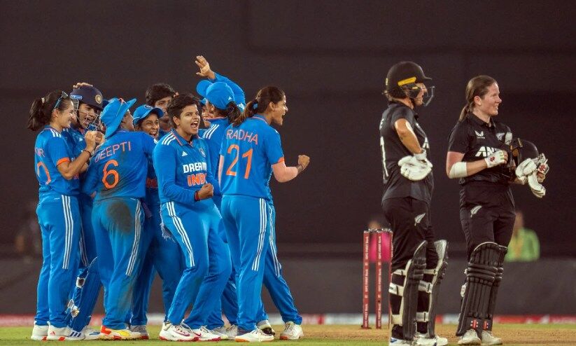 വനിത ഏകദിനം: കിവീസ് 168ന് പുറത്ത്, ഇന്ത്യക്ക് 59 റൺസിന്റെ തകർപ്പൻ ജയം വനിത ഏകദിനം: കിവീസ് 168ന് പുറത്ത്, ഇന്ത്യക്ക് 59 റൺസിന്റെ തകർപ്പൻ ജയം