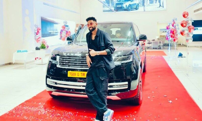 ‘സ്വപ്നങ്ങള്ക്ക് അതിരുകള് നിശ്ചയിക്കാതിരിക്കുക’; കോടികള് വിലയുള്ള സ്വപ്നവാഹനം സ്വന്തമാക്കി സിറാജ് ‘സ്വപ്നങ്ങള്ക്ക് അതിരുകള് നിശ്ചയിക്കാതിരിക്കുക’; കോടികള് വിലയുള്ള സ്വപ്നവാഹനം സ്വന്തമാക്കി സിറാജ്