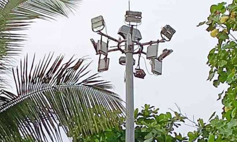 ഇരുട്ടിലാണ്, മുഴപ്പിലങ്ങാട് ബീച്ച് കവാടം