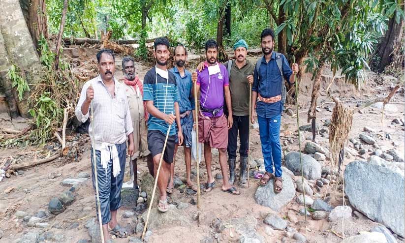 മാതാപിതാക്കൾ നഷ്ടപ്പെട്ട സുമോദും ചാലിയാറിൽ തിരച്ചിലിലാണ്...