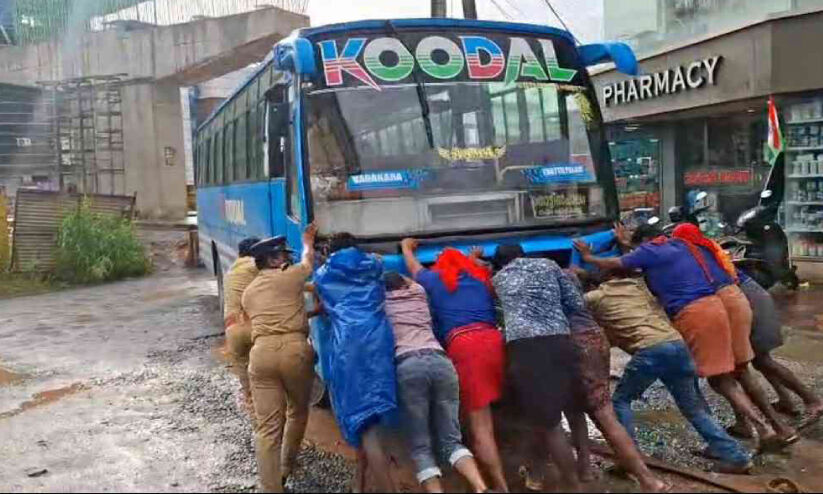 ദുരിതപാത; ആക്സിൽ ഒടിഞ്ഞ് വാഹനങ്ങൾ കട്ടപ്പുറത്താവുന്നു