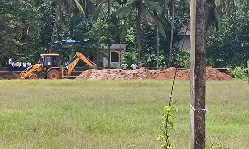 സ്കൂ​ൾ ഗ്രൗ​ണ്ടി​ൽ കെ​ട്ടി​ട​നി​ർ​മാ​ണം; ഹൈ​കോ​ട​തി​യു​ടെ സ്റ്റേ ​ഉ​ത്ത​ര​വ് ലം​ഘി​ച്ച​താ​യി പ​രാ​തി