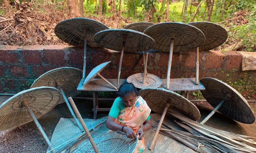 ഇന്ന് ലോക ഫോക് ലോർ ദിനം; മാധവിയുടെ തൃക്കൈക്കുട നിർമാണത്തിന് 57 വയസ്സ് ഇന്ന് ലോക ഫോക് ലോർ ദിനം; മാധവിയുടെ തൃക്കൈക്കുട നിർമാണത്തിന് 57 വയസ്സ്