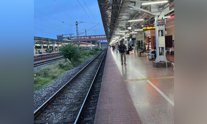 തലശ്ശേരി റെയിൽവേ സ്റ്റേഷൻ; നിർത്താതെ കൂകിപ്പാഞ്ഞ് നിരവധി ട്രെയിനുകൾ തലശ്ശേരി റെയിൽവേ സ്റ്റേഷൻ; നിർത്താതെ കൂകിപ്പാഞ്ഞ് നിരവധി ട്രെയിനുകൾ