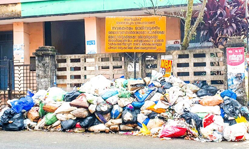 വ്യാപാരികളും യാത്രക്കാരും ദുരിതത്തിൽ; ബാലരാമപുരം-വിഴിഞ്ഞം റോഡിൽ മാലിന്യം കുന്നുകൂടുന്നു വ്യാപാരികളും യാത്രക്കാരും ദുരിതത്തിൽ; ബാലരാമപുരം-വിഴിഞ്ഞം റോഡിൽ മാലിന്യം കുന്നുകൂടുന്നു