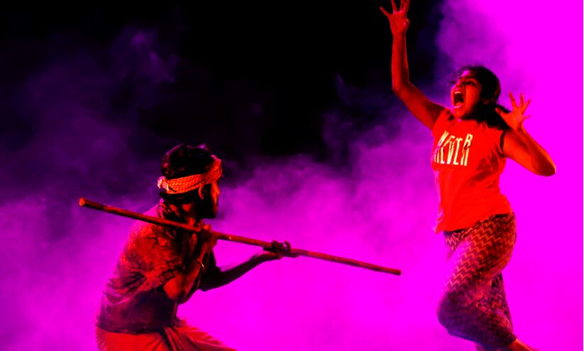 നാടൊട്ടുക്കു കളിക്കുന്ന   നാടകം