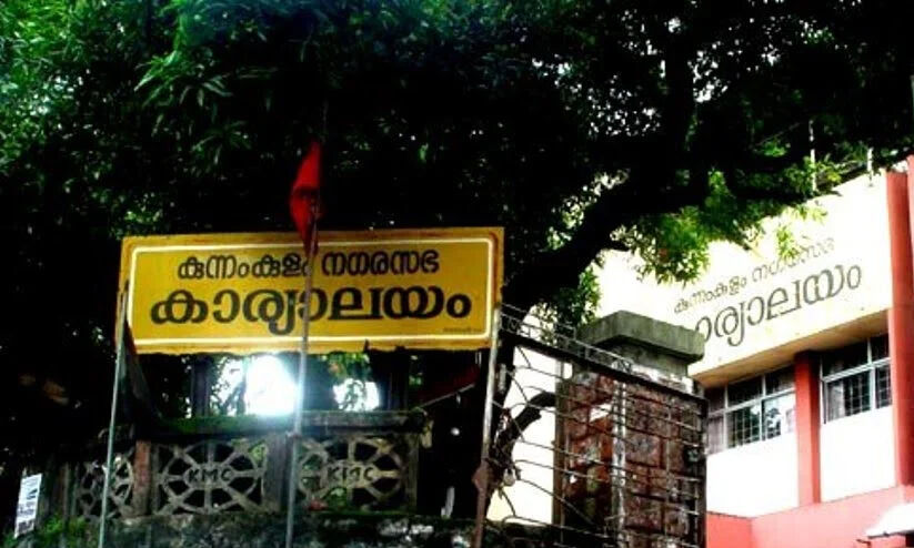 ന​ഗ​ര​സ​ഭ ന​ൽ​കി​യ രേ​ഖ​യി​ൽ ‘റോ​ഡ്’ ‘തോ​ട്’ ആ​യി; പ​ട്ട​യ സ്വ​പ്നം പൂ​വ​ണി​യാ​തെ കാ​ൽ​നൂ​റ്റാ​ണ്ടാ​യി ഒ​മ്പ​ത് കു​ടും​ബ​ങ്ങ​ൾ