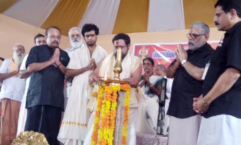 ദേവസ്വം ബോർഡിന്റെ പരിപാടിയിലും ഹൈന്ദവ സംഘടനകളുടെ സംഗമത്തിലും പങ്കെടുത്ത് തന്ത്രി; ശബരിമല സംരക്ഷണ സംഗമം നേട്ടമാകുമെന്ന പ്രതീക്ഷയിൽ സംഘാടകർ ദേവസ്വം ബോർഡിന്റെ പരിപാടിയിലും ഹൈന്ദവ സംഘടനകളുടെ സംഗമത്തിലും പങ്കെടുത്ത് തന്ത്രി; ശബരിമല സംരക്ഷണ സംഗമം നേട്ടമാകുമെന്ന പ്രതീക്ഷയിൽ സംഘാടകർ