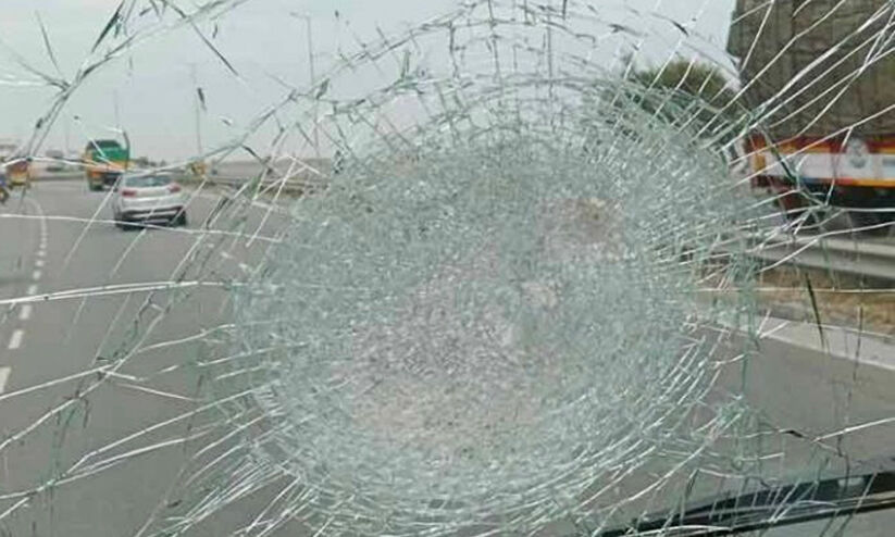 ശബരിമല തീർഥാടകരുടെ ബസിനു നേരെ കല്ലേറ്; കല്ലെറിഞ്ഞത് ബൈക്കിലെത്തിയവർ ശബരിമല തീർഥാടകരുടെ ബസിനു നേരെ കല്ലേറ്; കല്ലെറിഞ്ഞത് ബൈക്കിലെത്തിയവർ