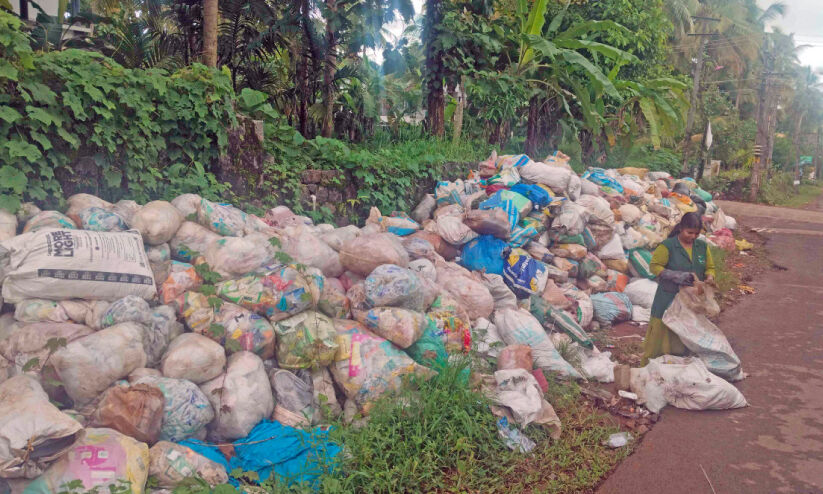 നീ​ക്കം ചെ​യ്യാ​തെ മാ​ലി​ന്യ ശേ​ഖ​രം; പ്ര​ദേ​ശ​വാ​സി​ക​ൾ​ക്ക് ദു​രി​ത​മാ​കു​ന്നു