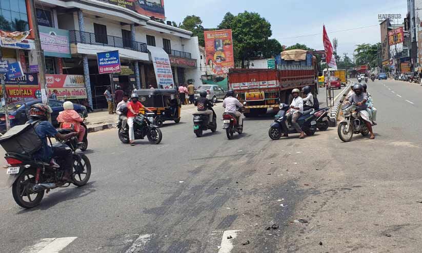 ട്രാഫിക് സിഗ്നലില്ല; കൊടിനടയിൽ അപകടം പതിവ് ട്രാഫിക് സിഗ്നലില്ല; കൊടിനടയിൽ അപകടം പതിവ്