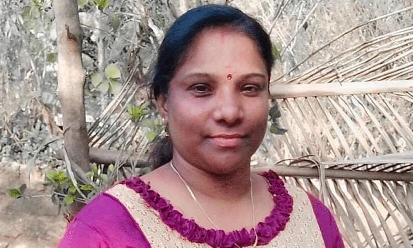 പ്രതികൂല സാഹചര്യം മൂലം എസ്.എസ്.എൽ.സി എഴുതാതെ പഠനം നിർത്തി. 45ാം വയസ്സിൽ എൽഎൽ.ബി ഫസ്റ്റ് ക്ലാസോടെ പാസ്... അംബികയുടേത് ‘വിയർപ്പ് തുന്നിയിട്ട’ വക്കീൽ കുപ്പായം പ്രതികൂല സാഹചര്യം മൂലം എസ്.എസ്.എൽ.സി എഴുതാതെ പഠനം നിർത്തി. 45ാം വയസ്സിൽ എൽഎൽ.ബി ഫസ്റ്റ് ക്ലാസോടെ പാസ്... അംബികയുടേത് ‘വിയർപ്പ് തുന്നിയിട്ട’ വക്കീൽ കുപ്പായം