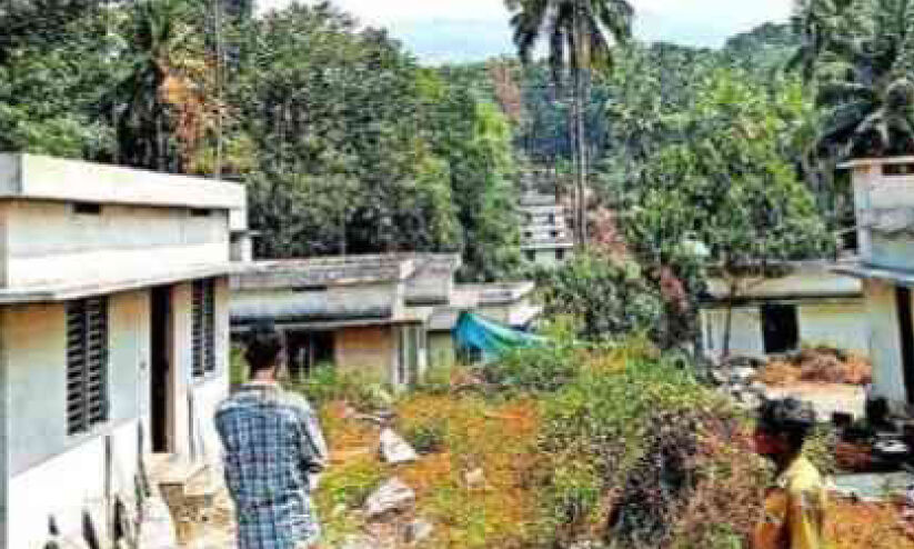 സർക്കാർ ഫണ്ട് നിലച്ചു; നിർമാണം പാതിവഴിയിലായി 14 ആദിവാസി കുടുംബങ്ങളുടെ വീട്