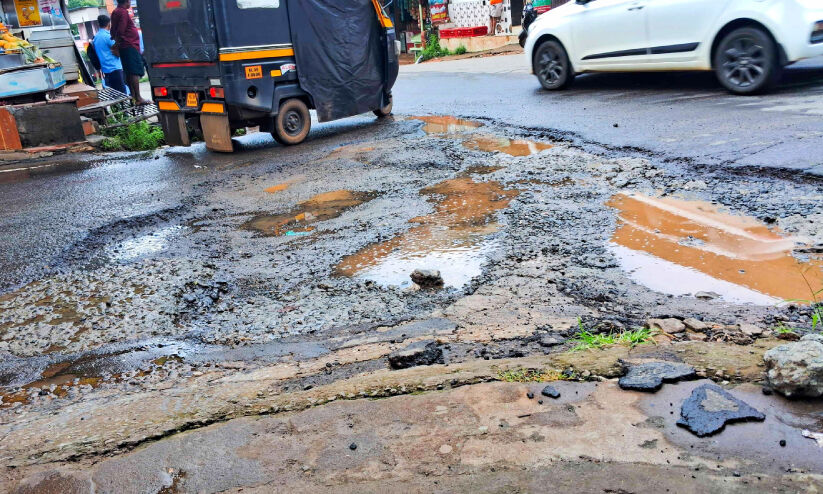 റോഡ് തകർച്ച; ഗതാഗതക്കുരുക്കിൽ മങ്കട ടൗൺ റോഡ് തകർച്ച; ഗതാഗതക്കുരുക്കിൽ മങ്കട ടൗൺ