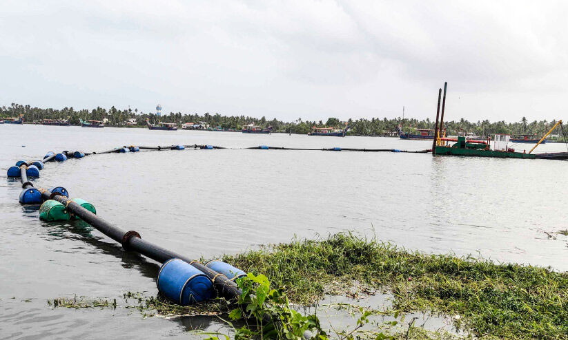 കായംകുളം കായലിൽ മണൽഖനനം; പ്രതിഷേധമുയർന്നതോടെ നിർത്തി കായംകുളം കായലിൽ മണൽഖനനം; പ്രതിഷേധമുയർന്നതോടെ നിർത്തി