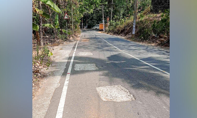 അപകട ഭീഷണിയായി ജേക്കബ്സ് റോഡിലെ കുഴികൾ