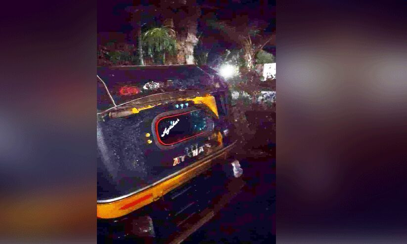 യൂത്ത് ലീഗ് പ്രവർത്തകന്റെ വീട്ടുമുറ്റത്ത് നിർത്തിയ ഓട്ടോകൾ കത്തിച്ചു യൂത്ത് ലീഗ് പ്രവർത്തകന്റെ വീട്ടുമുറ്റത്ത് നിർത്തിയ ഓട്ടോകൾ കത്തിച്ചു