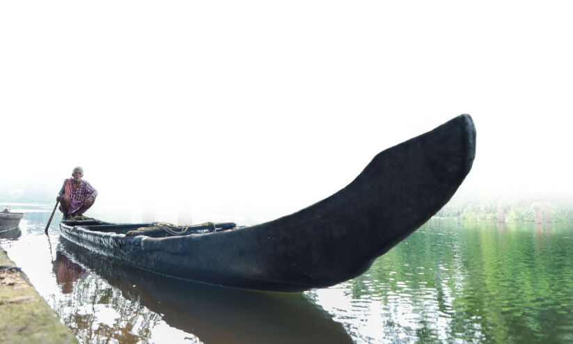 ഇവിടെയുണ്ട്, ഇപ്പോഴും​​ കടത്തുകാരനും വള്ളവും