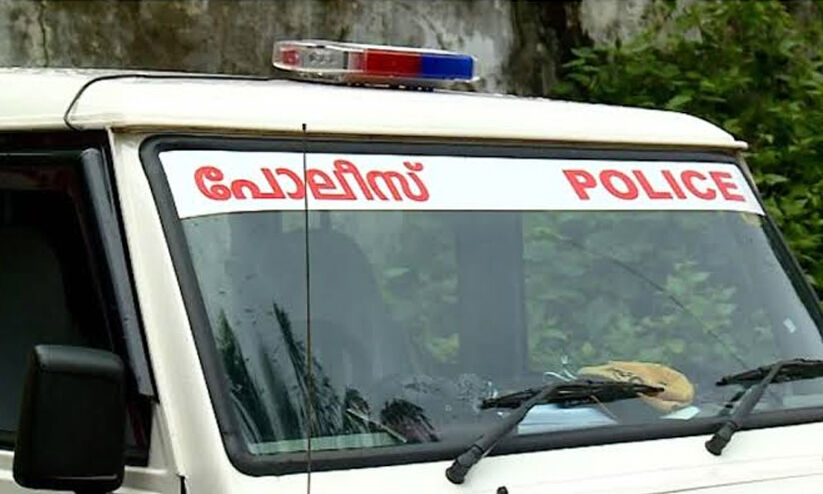 അമ്പലത്തിൽ വിഗ്രഹത്തിൽ ചാർത്തിയ നാലുപവൻ സ്വർണമടക്കം കവർന്നു; പണവും നഷ്ടപ്പെട്ടു അമ്പലത്തിൽ വിഗ്രഹത്തിൽ ചാർത്തിയ നാലുപവൻ സ്വർണമടക്കം കവർന്നു; പണവും നഷ്ടപ്പെട്ടു