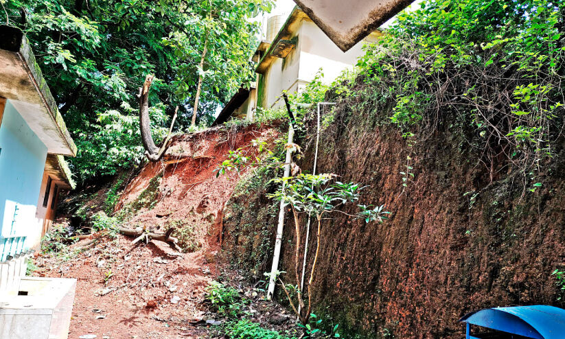 സുരക്ഷയൊരുക്കണം, അമാന്തമരുത്; കുന്നിടിച്ചിൽ ഭീഷണിയിൽ കാസർകോട് ഗവ. ജി.എച്ച്.എസ്.എസ് സ്കൂൾ
