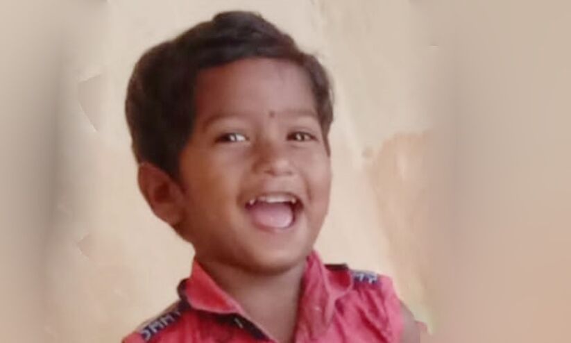 മൂന്ന് മണിക്കൂർ വനത്തിലൂടെ സഞ്ചരിച്ച് ആശുപത്രിയിൽ എത്തിച്ചിട്ടും ജീവൻ രക്ഷിക്കാനായില്ല; നൊമ്പരമായി അഞ്ച് വയസുകാരന്റെ മരണം മൂന്ന് മണിക്കൂർ വനത്തിലൂടെ സഞ്ചരിച്ച് ആശുപത്രിയിൽ എത്തിച്ചിട്ടും ജീവൻ രക്ഷിക്കാനായില്ല; നൊമ്പരമായി അഞ്ച് വയസുകാരന്റെ മരണം