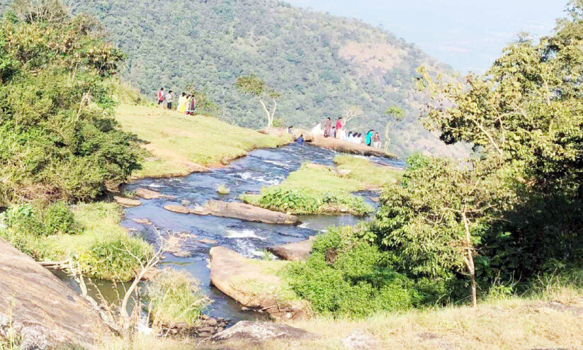 സഞ്ചാരികൾ നിറഞ്ഞ് ചെല്ലാർകോവിൽമെട്ടും അരുവിക്കുഴി വെള്ളച്ചാട്ടവും സഞ്ചാരികൾ നിറഞ്ഞ് ചെല്ലാർകോവിൽമെട്ടും അരുവിക്കുഴി വെള്ളച്ചാട്ടവും
