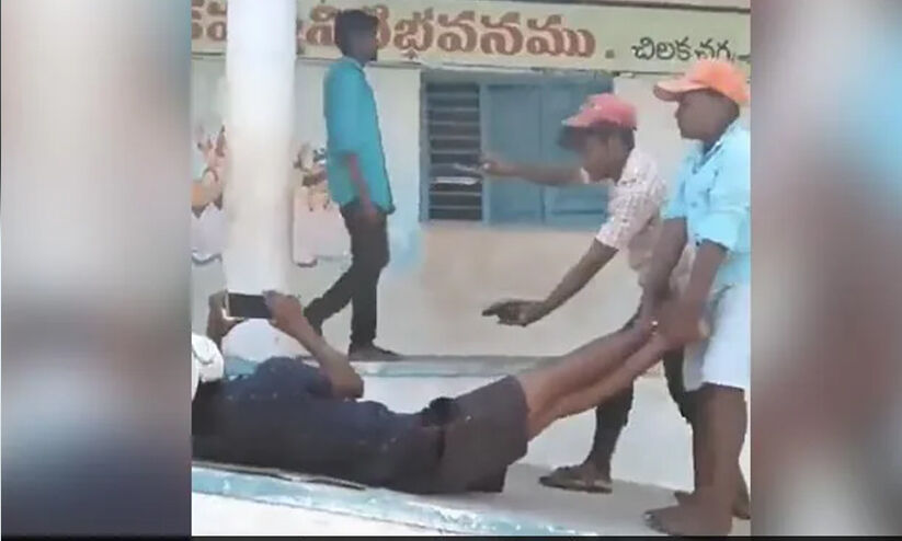 ചെരിപ്പും ഫോൺ ക്യാമറയും; വൈറലായി ഒരു ലോ ബജറ്റ് ചിത്രത്തിന്റെ ഷൂട്ടിങ് ചെരിപ്പും ഫോൺ ക്യാമറയും; വൈറലായി ഒരു ലോ ബജറ്റ് ചിത്രത്തിന്റെ ഷൂട്ടിങ്